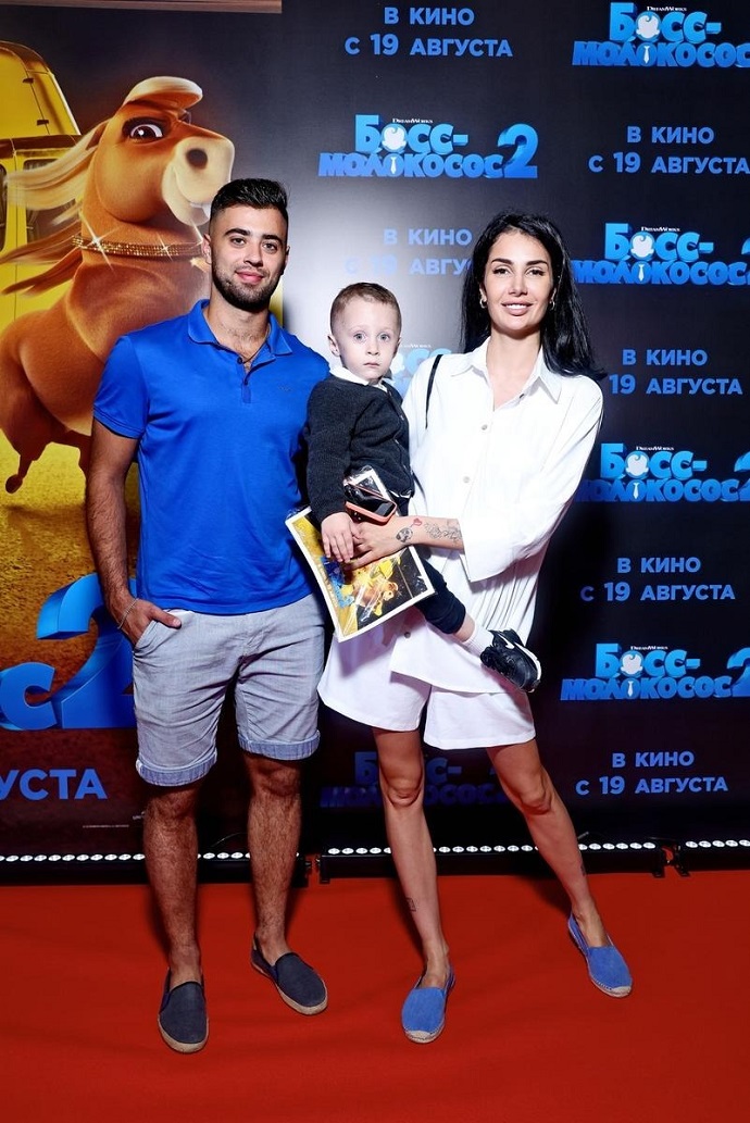 Саша Кабаева появилась на кинопремьере с ребенком на руках и со своим новым парнем