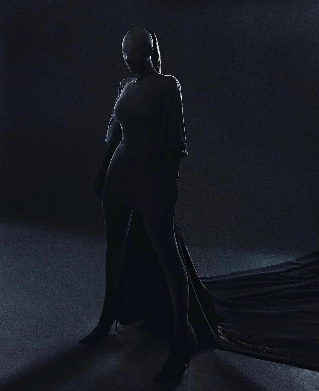 Ким Кардашьян доказала, что под маской на Met Gala была она, а Канье Уэст разместил фото этого выхода у себя в Инстаграм