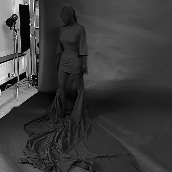 Ким Кардашьян доказала, что под маской на Met Gala была она, а Канье Уэст разместил фото этого выхода у себя в Инстаграм