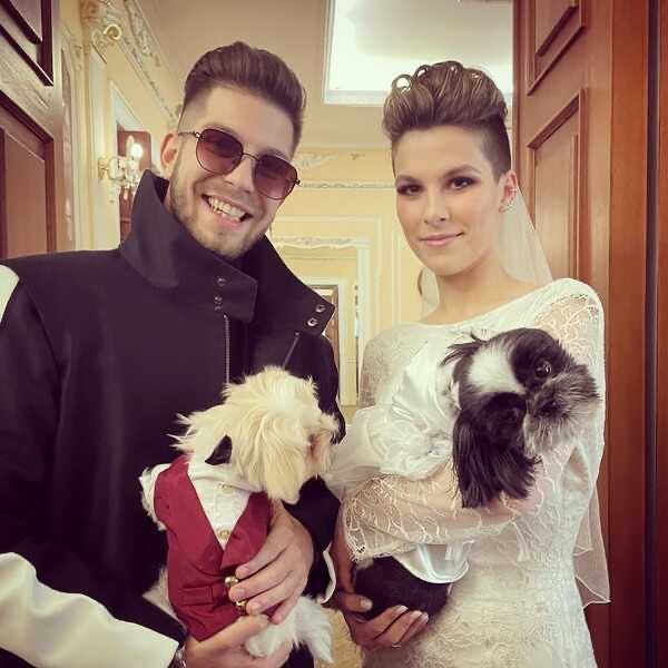 Иван Охлобыстин выдал замуж вторую дочь, пришедшую в ЗАГС с собакой и женихом в чёрном плаще