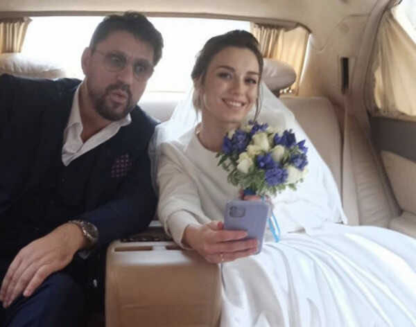 На фоне заявления о разводе, Виктор Логинов поздравил молодую жену с годовщиной свадьбы