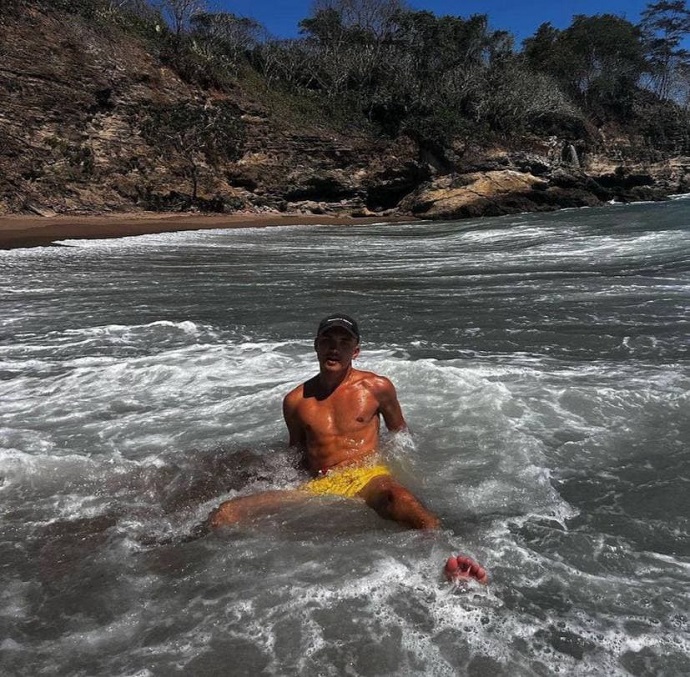 Макс Барских устроил голую фотосессию со своим бойфрендом на пляжах Коста Рики