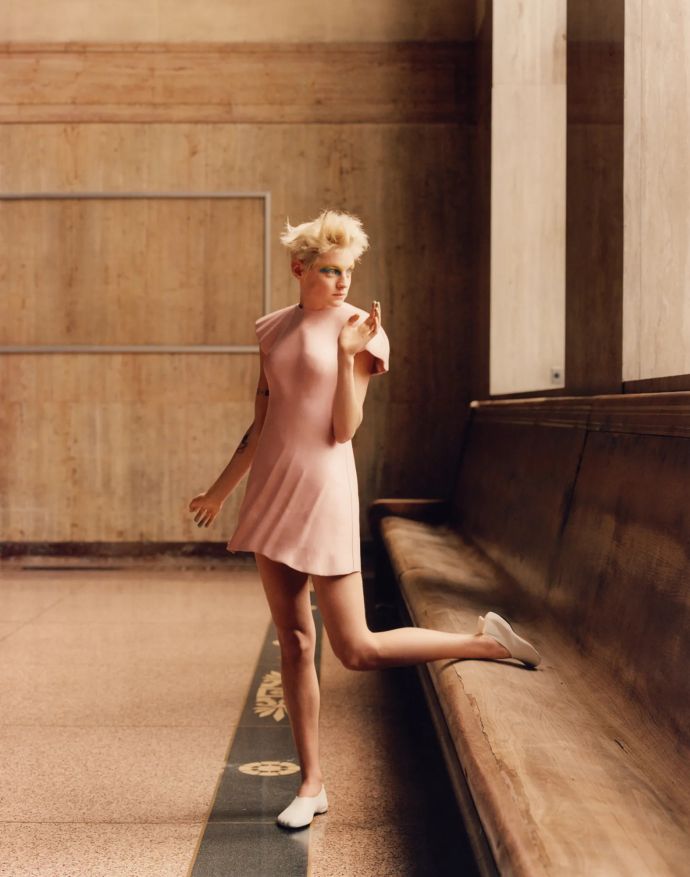 Леди или “пацанка”: Эмма Коррин засветилась на обложке Vogue