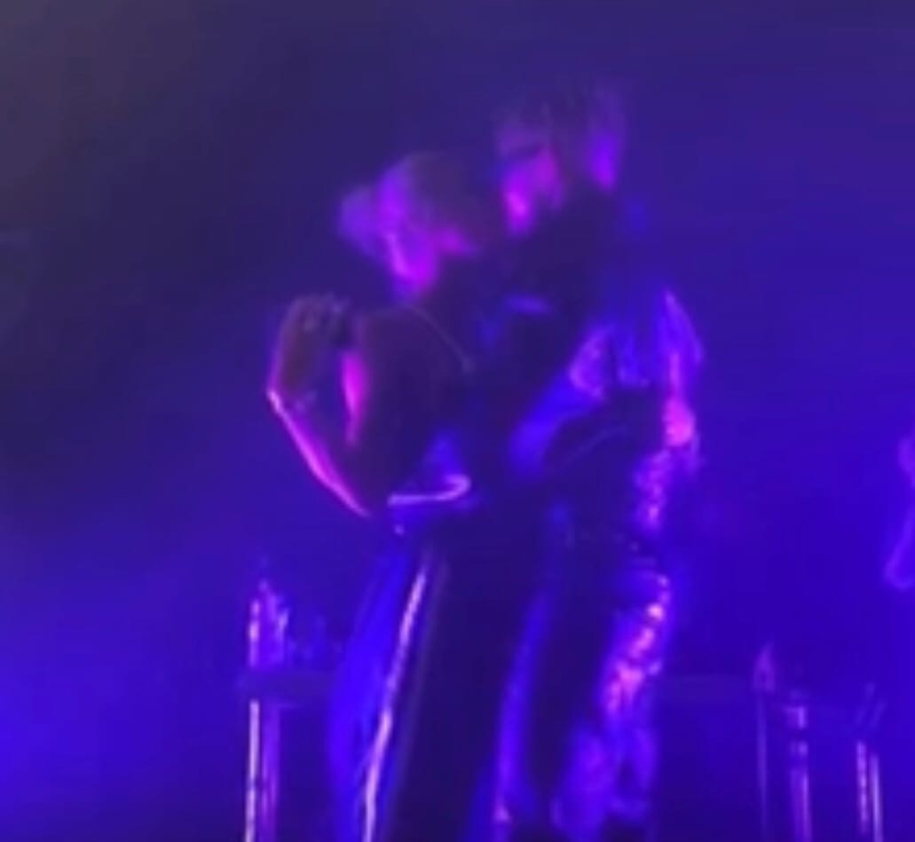 Настя Ивлеева поцеловала Элджея во время концерта
