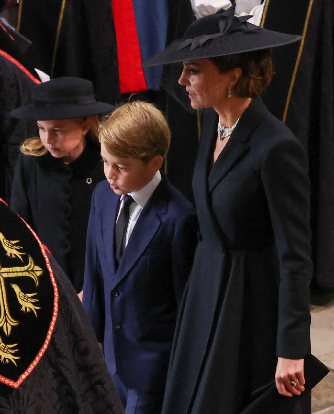 Кейти Миддлтон надела украшения королевы Елизаветы II на похороны и привела с собой детей