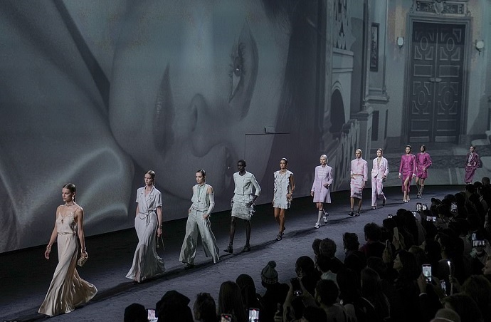 Ирина Шейк в потрясающем наряде впервые в жизни приняла участие в показе мод Chanel