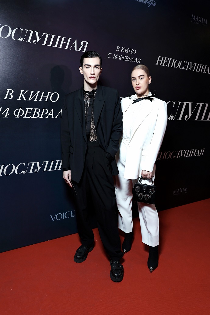 Надин Серовски в черной шелковой комбинации, а Анастасия Резник в кожаных оперных перчатках: кто еще из звезд был на премьере фильма «Непослушная»