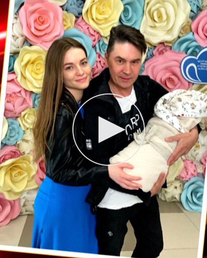 Молодая жена 52-летнего солиста группы «На-На» Владимира Политова родила ребенка, пол и имя которого уже известны 