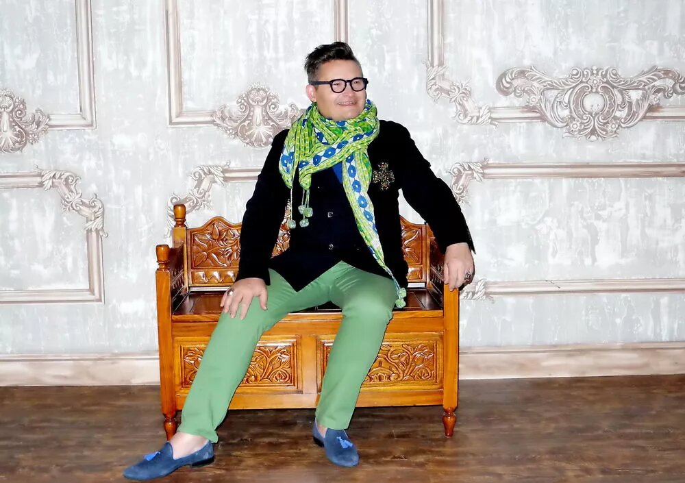 Историк моды Александр Васильев лишился работы на Первом канале и теперь рекламирует секонд хенд