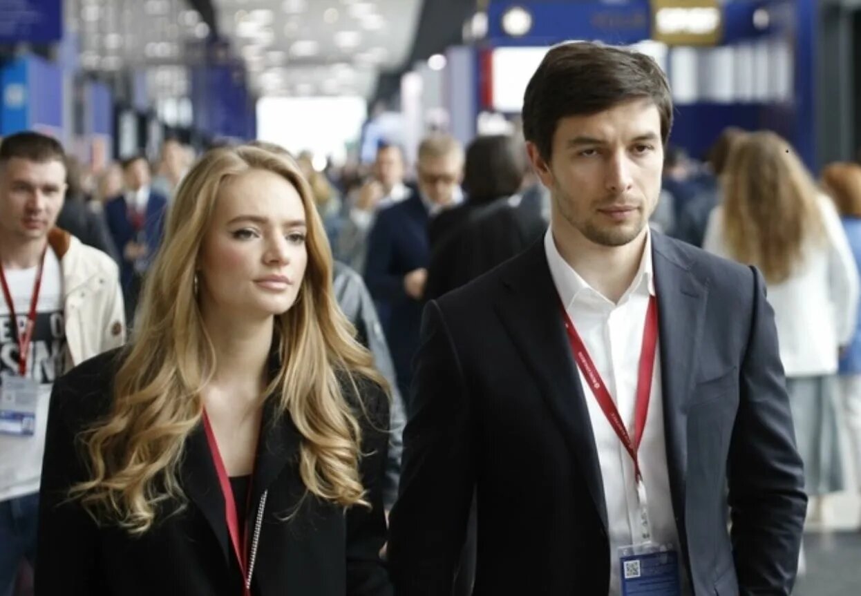 «Счастливой не выглядит»: Лиза Пескова появилась на публике вместе со своим мужем чеченским бизнесменом