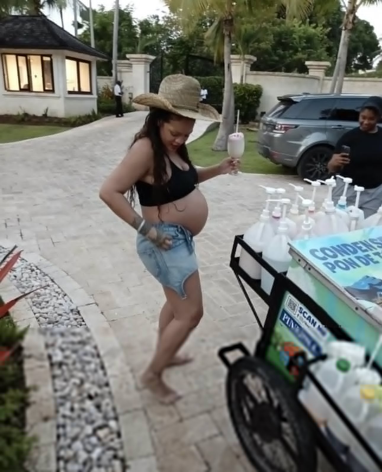 Беременная Рианна показала огромный живот во время отдыха на Барбадосе