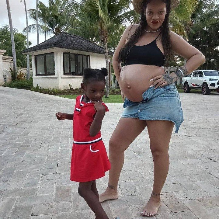 Беременная Рианна показала огромный живот во время отдыха на Барбадосе