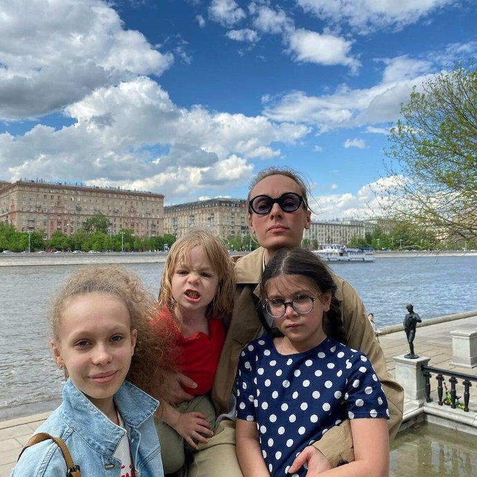 45-летняя звезда сериала «Не родись красивой» Ольга Ломоносова запрещает детям сниматься в кино
