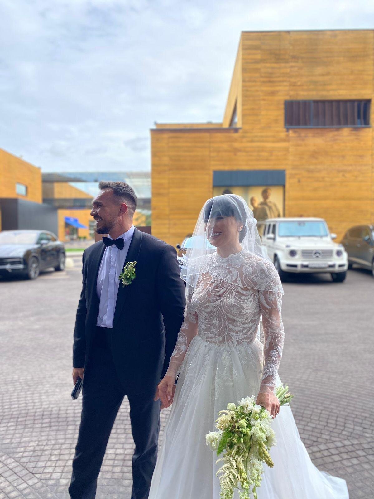 Участница Дом-2 Нелли Ермолаева в очередной раз вышла замуж. Фото со свадьбы, похожей на похороны