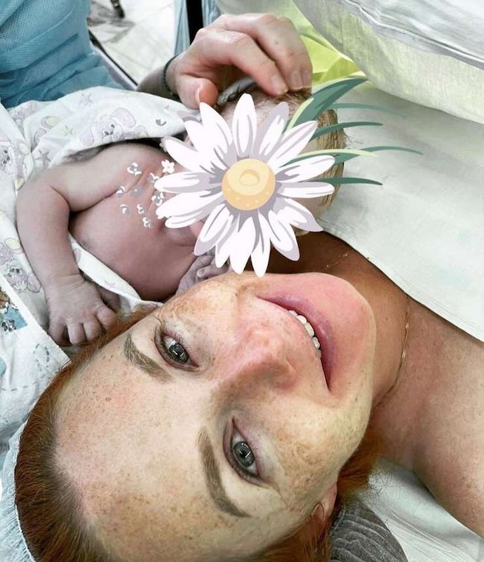 38-летняя «татушка» Лена Катина показала первое фото новорожденного сына, раскрыв его рост и вес