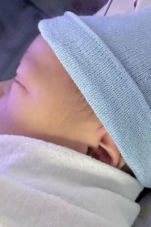 Карли Клосс вновь стала мамой: в сети появилось фото новорожденного малыша. Топ жарких образов модели в нижнем белье