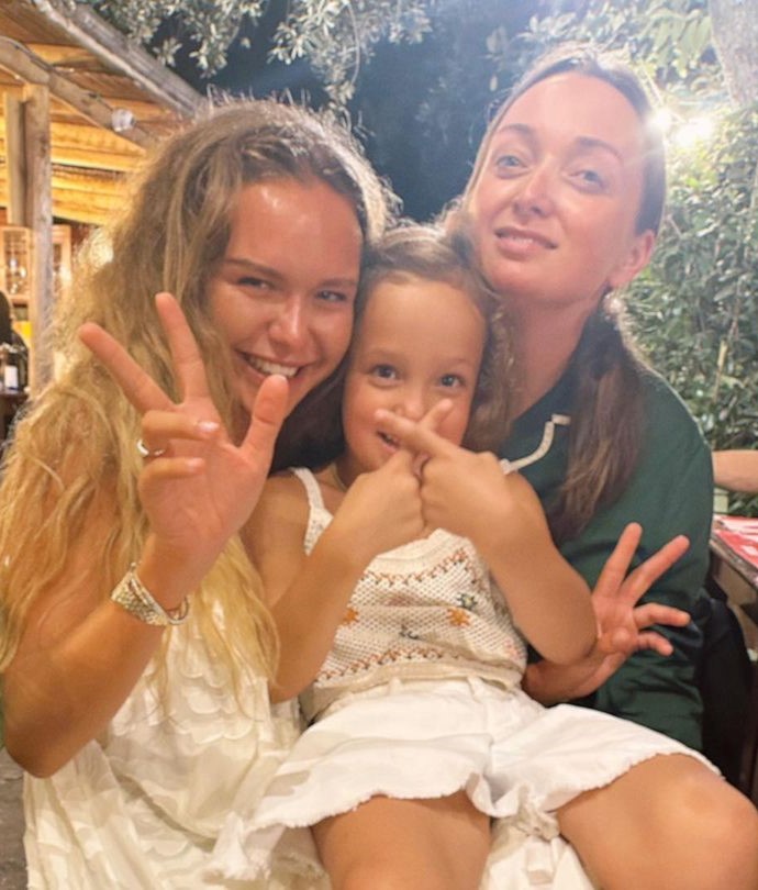 «Одним летним вечером»: 23-летняя дочь Дмитрия Маликова Стефания опубликовала редкие фото со своей сводной сестрой 