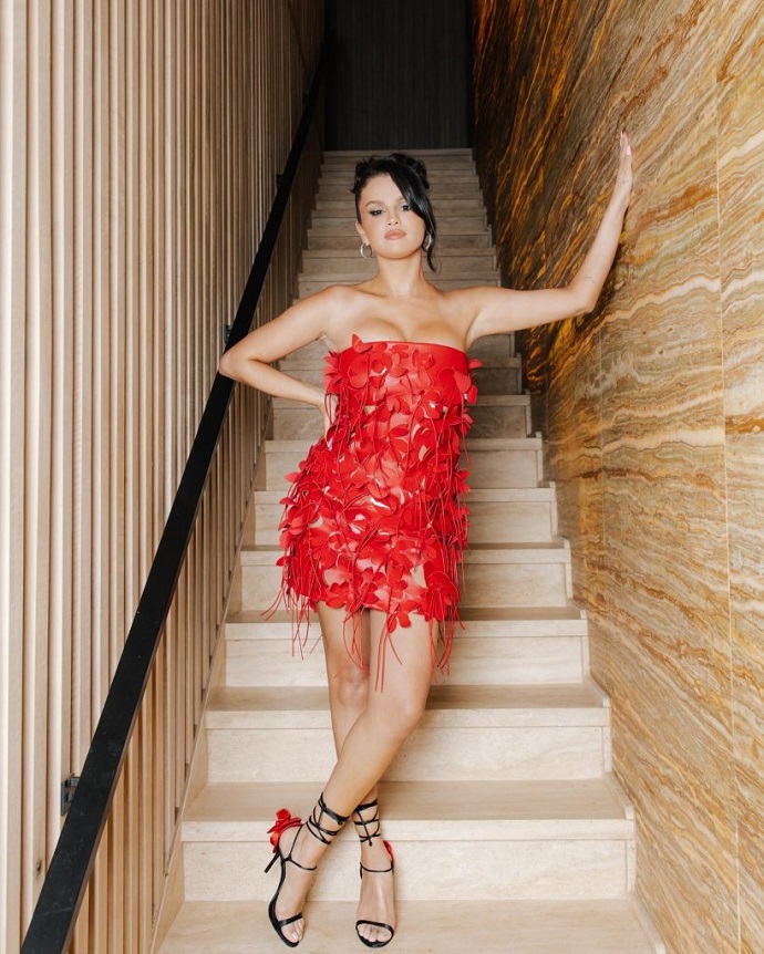 Селена Гомес отметила свой 31-й день рождения в откровенном мини-платье и в окружении звездных друзей. ТОП фото с вечеринки Селены Гомес