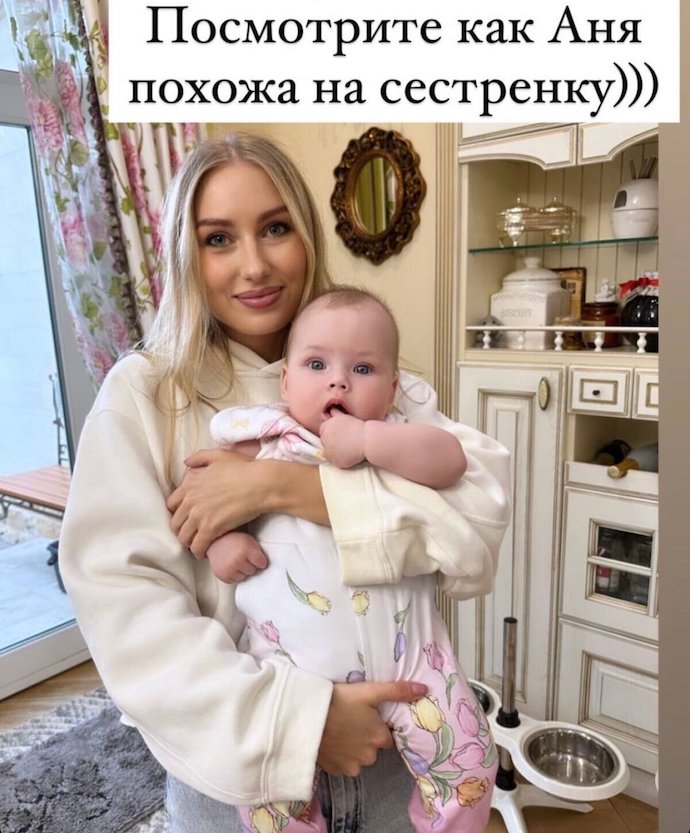 «Посмотрите, как Аня похожа на сестренку»: Ольга Орлова опубликовала трогательное фото со своей дочкой на руках у падчерицы 