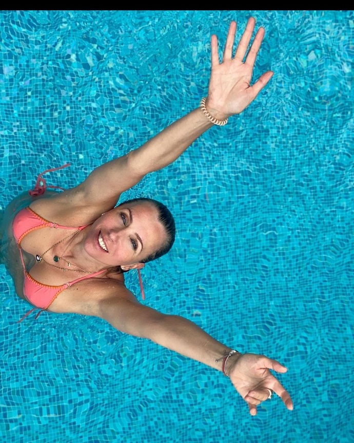 Какой лучше?: 54-летняя Светлана Бондарчук продемонстрировала фигуру в разных купальниках. Топ пляжных фото светской львицы 