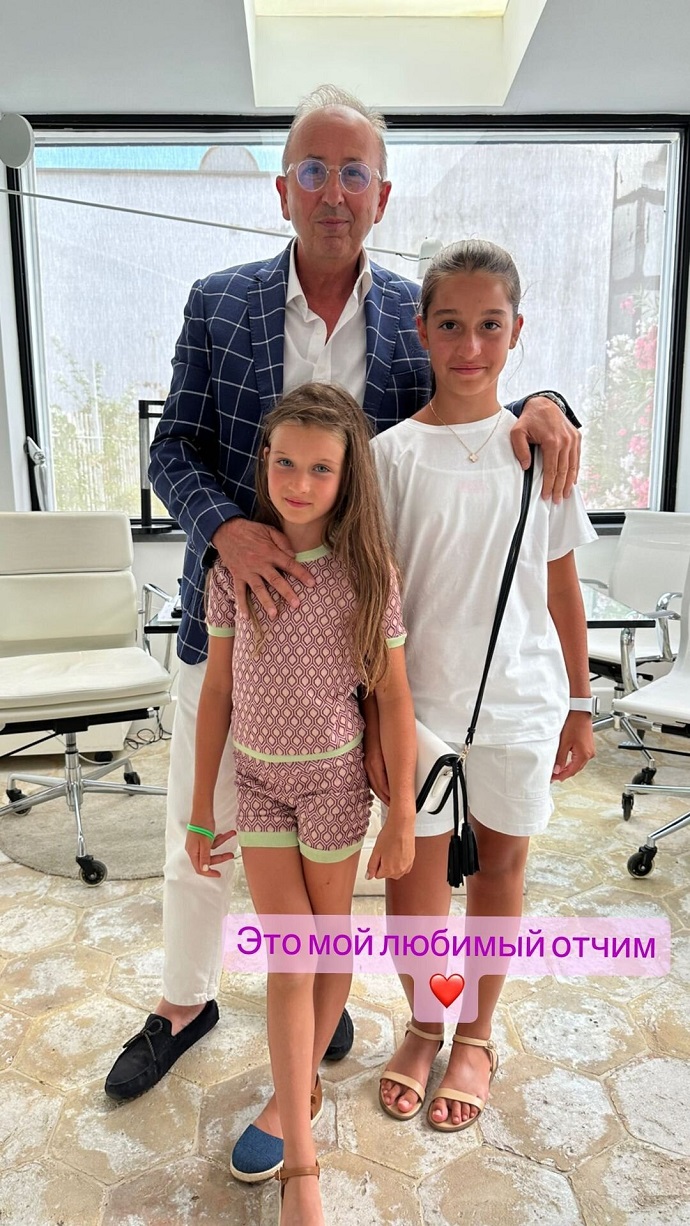 «Мой любимый»: Ксения Бородина вместе с дочерьми навестила отчима-итальянца