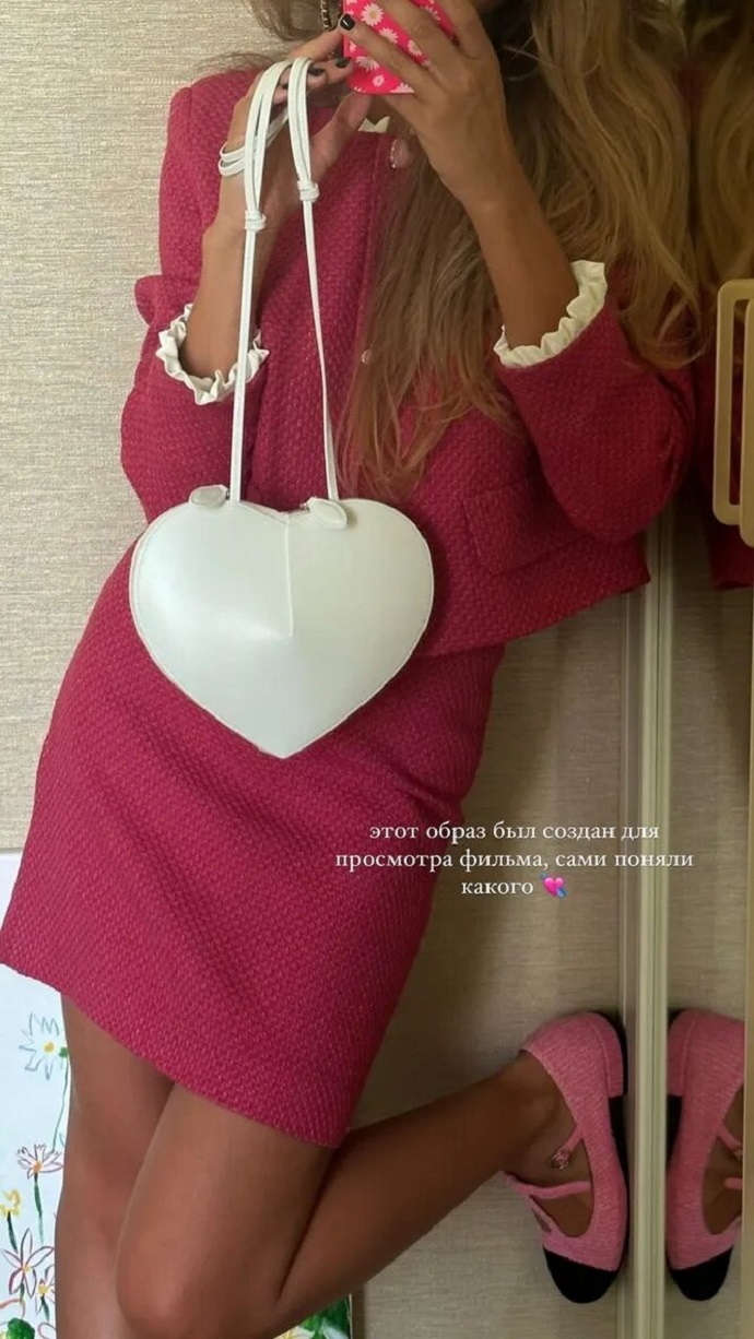 23-летняя Стефания Маликова очаровала поклонников своим розовым мини-нарядом 
