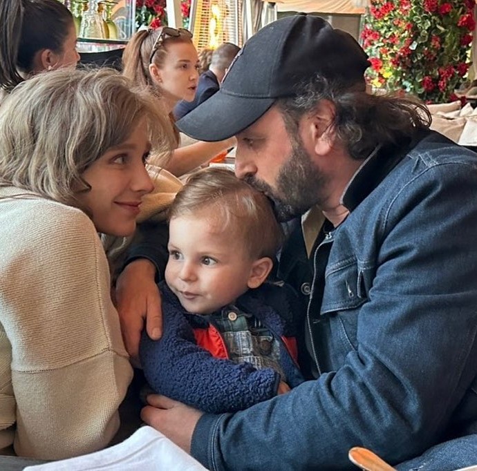 «Спасибо тебе, любимая»: Илья Авербух поделился редкими семейными фото с Лизой Арзамасовой и их общим сыном 