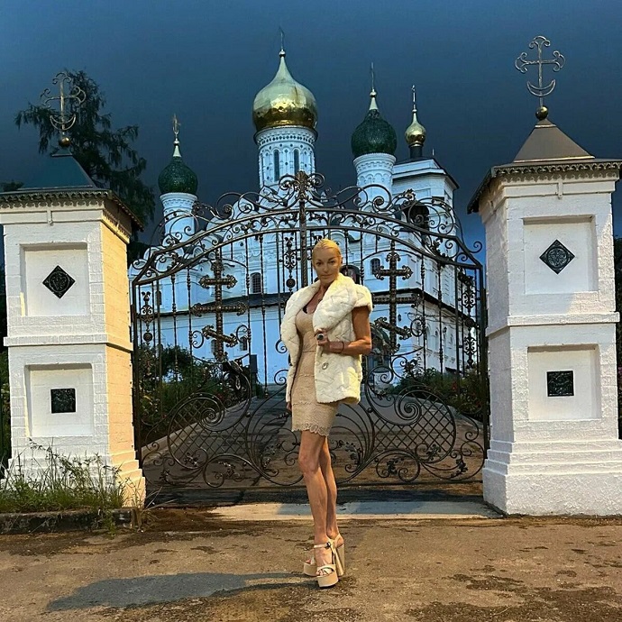 Анастасия Волочкова вновь разгневала поклонников своим неуместным нарядом для похода в храм 