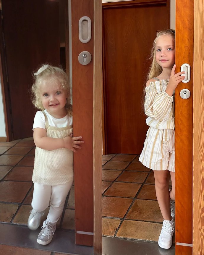 «Семь лет спустя»: Максим Галкин* опубликовал новое фото повзрослевшей дочки Лизы 