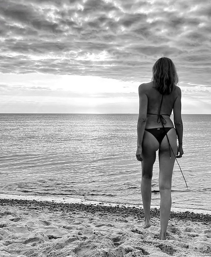 «Света-конфета»: муж Светланы Бондарчук запечатлел ее в крошечном бикини на пляже 