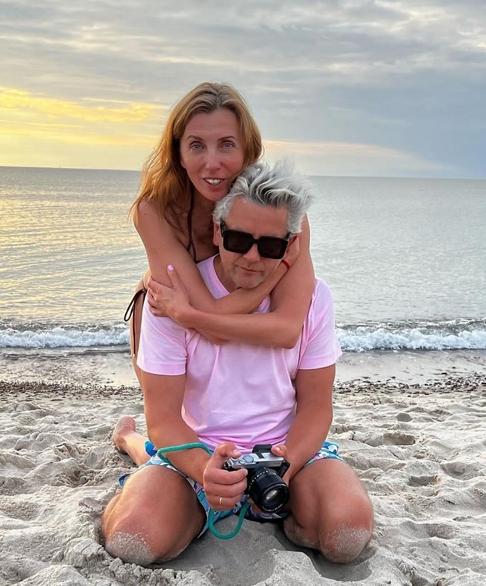 «Света-конфета»: муж Светланы Бондарчук запечатлел ее в крошечном бикини на пляже 