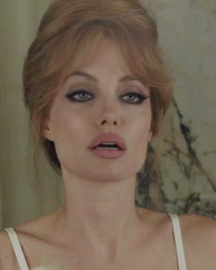Обнаженные плечи и пухлые губы: Ляйсан Утяшева повторила образ известной голливудской красотки Анджелины Джоли