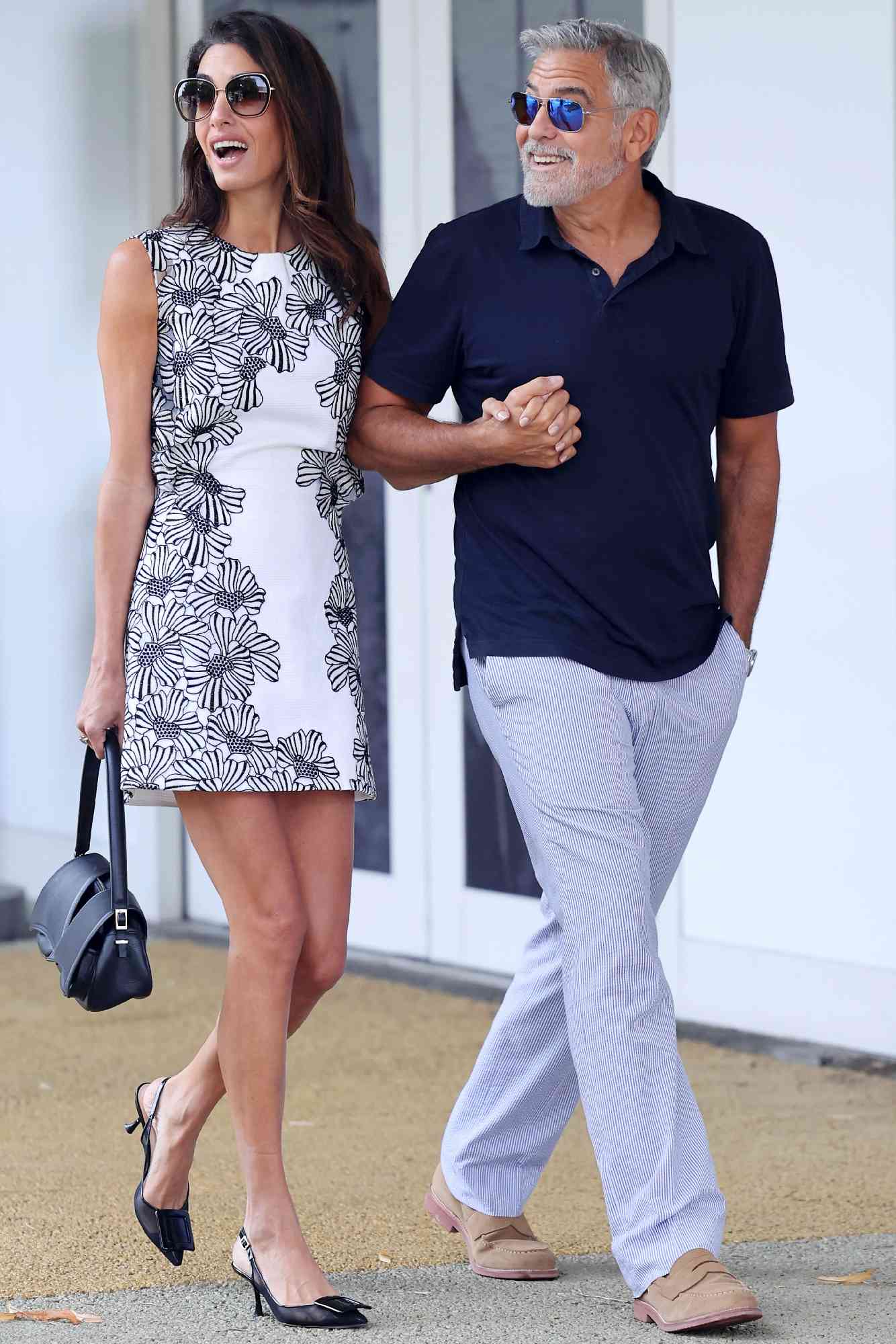 Джордж Клуни с супругой в мини-платье попали в объективы фотографов в Венеции. Топ стильных образов Амаль Клуни