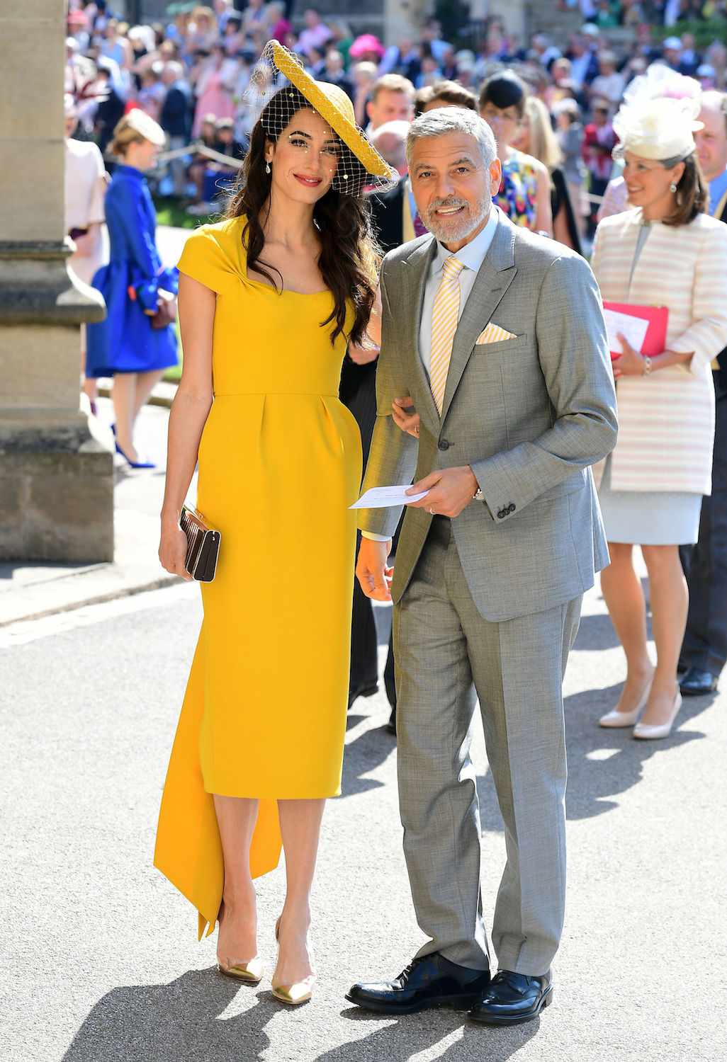 Джордж Клуни с супругой в мини-платье попали в объективы фотографов в Венеции. Топ стильных образов Амаль Клуни