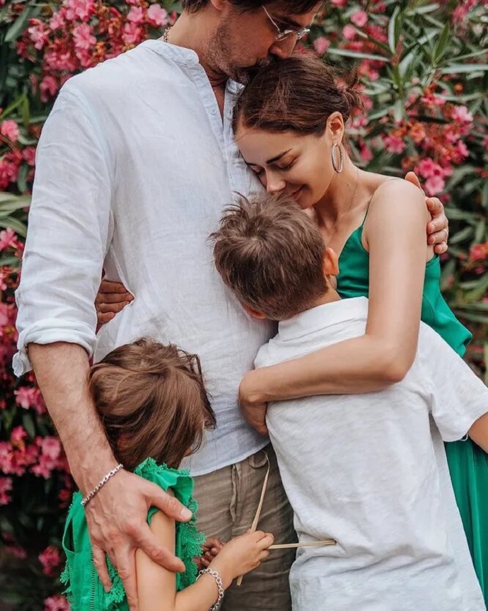 «В гармонии с собой и окружающими»: Марина Александрова показала редкий снимок с мужем и детьми