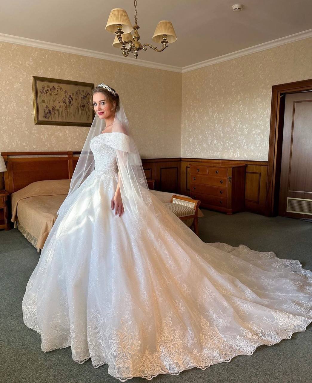 «Во второй раз»: Кристина Асмус в свадебном платье объявила об очередном замужестве. ТОП горячих фото похотливой невесты Кристины Асмус из постельных сцен без цензуры 18+