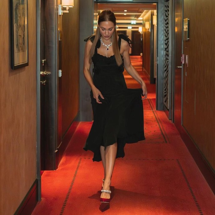 Звезда «Великолепного века» Мерьем Узерли снялась в чувственной фотосессии на полу отеля. Топ интригующих снимков турецко-немецкой актрисы 