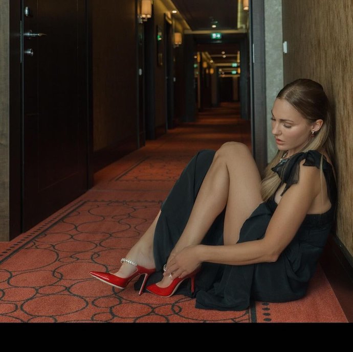 Звезда «Великолепного века» Мерьем Узерли снялась в чувственной фотосессии на полу отеля. Топ интригующих снимков турецко-немецкой актрисы 