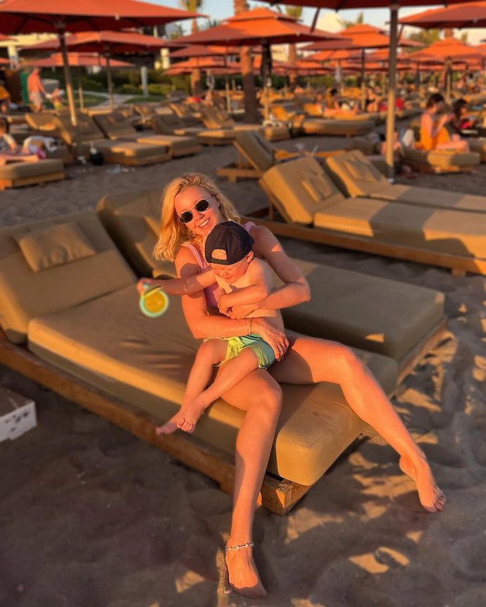 «Стройняшка»: Юлианна Караулова в нежном бикини снялась на пляже в Турции

