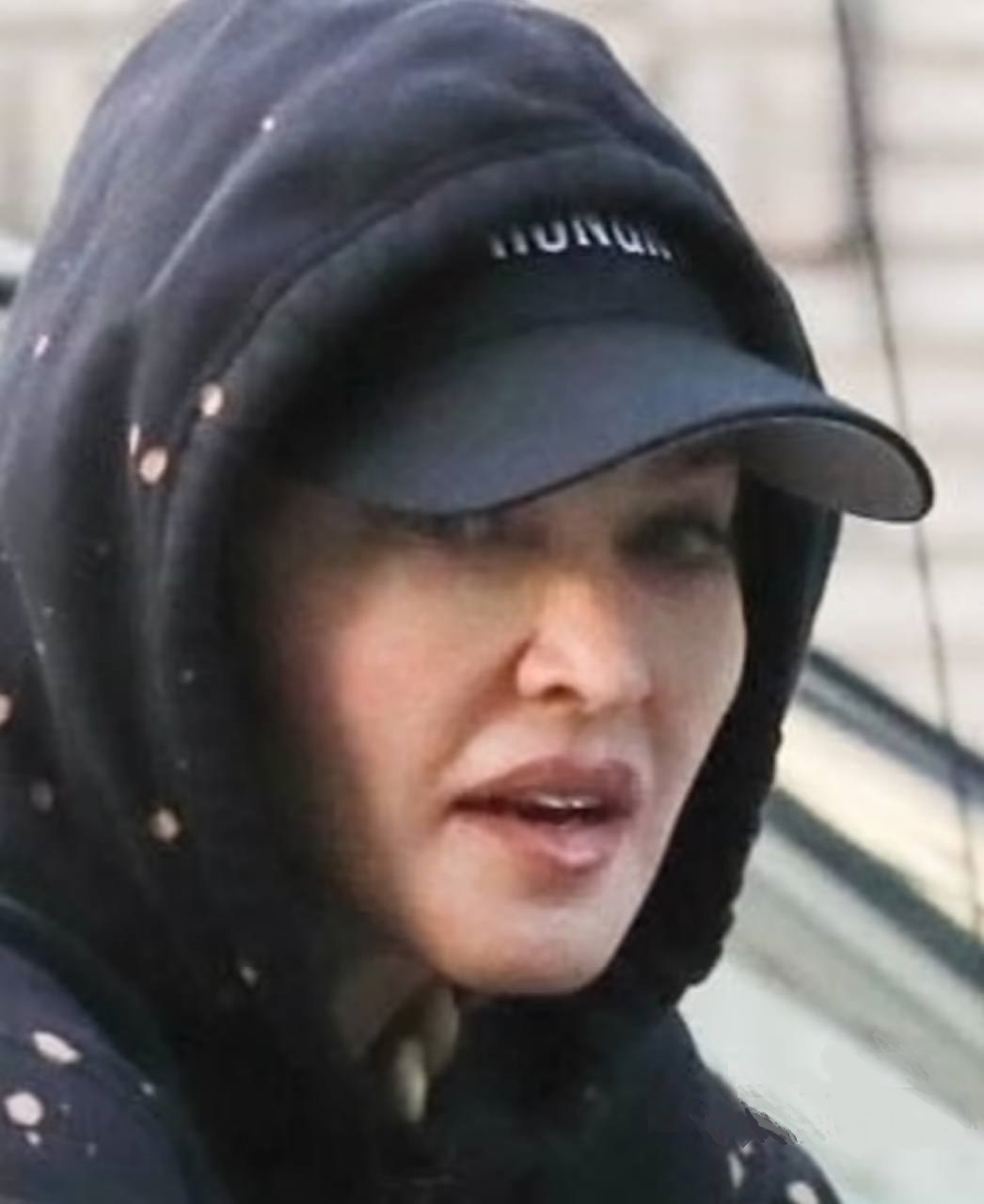 Мадонна избавилась от филеров и стала похожа на человека. Топ фото Мадонны с прогулки от папарацци