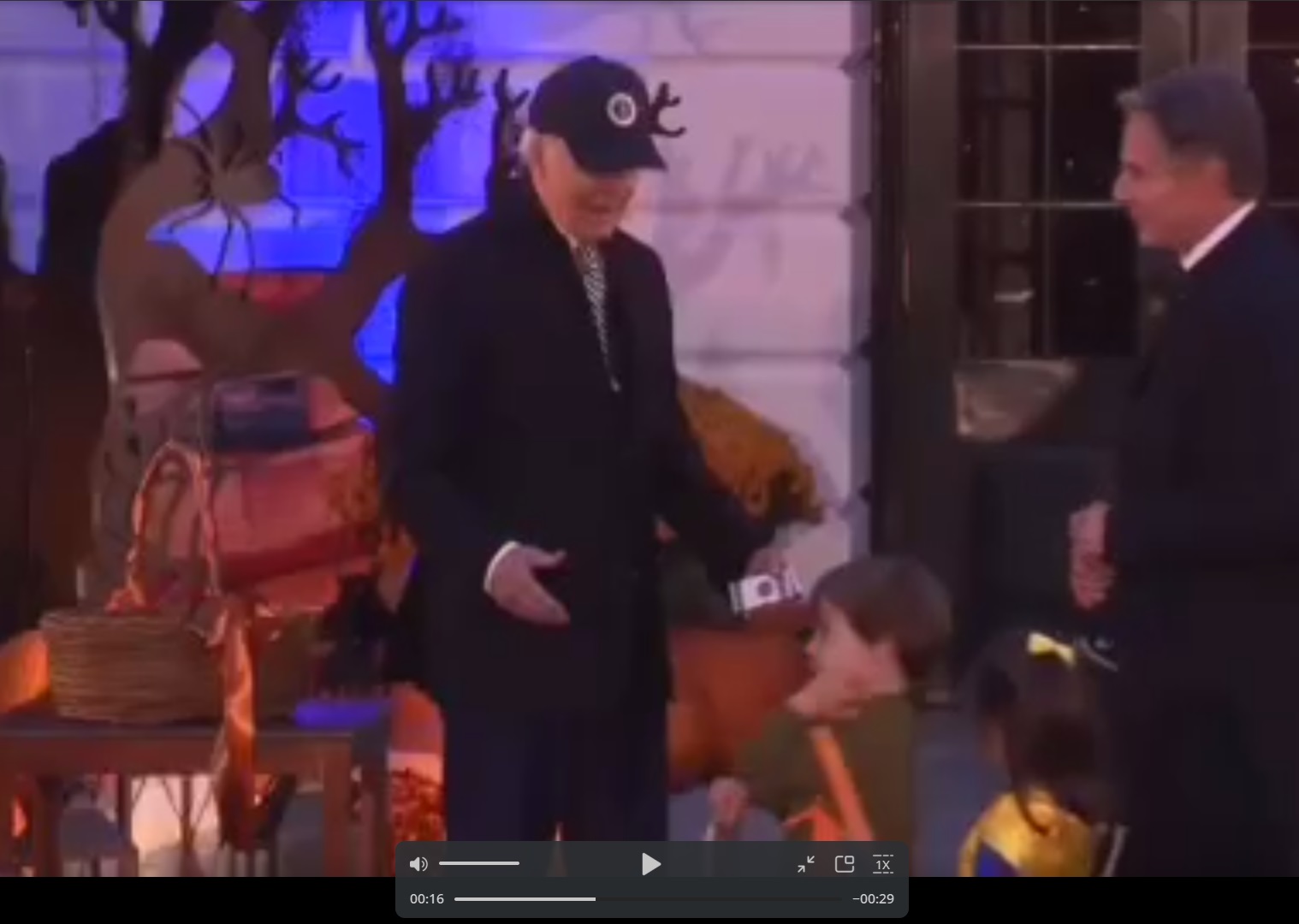 Хеллоуин продолжается: Госсекретарь США Энтони Блинкен нарядил сына в костюм Зеленского