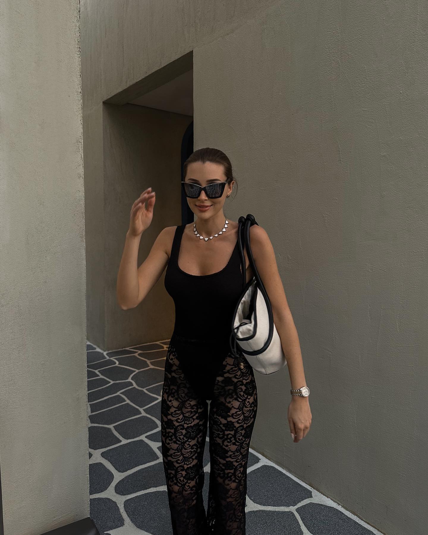 Анна Заворотнюк прошлась в прозрачном черном комбинезоне по улицам Дубая. Топ самых ярких и смелых дубайских образов Анны Заворотнюк
