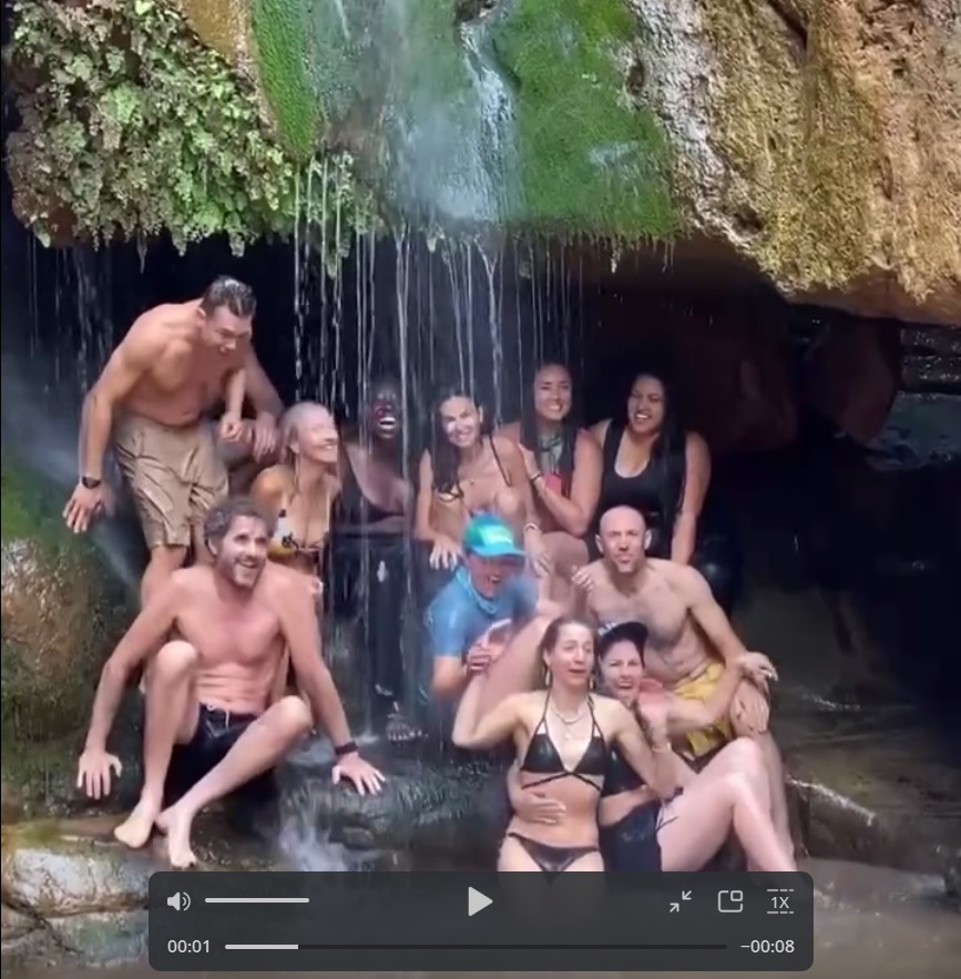 Дикие танцы и купание в водопаде: Деми Мур похвасталась отменной фигуркой. Топ самых ярких фото 60-летней Деми Мур