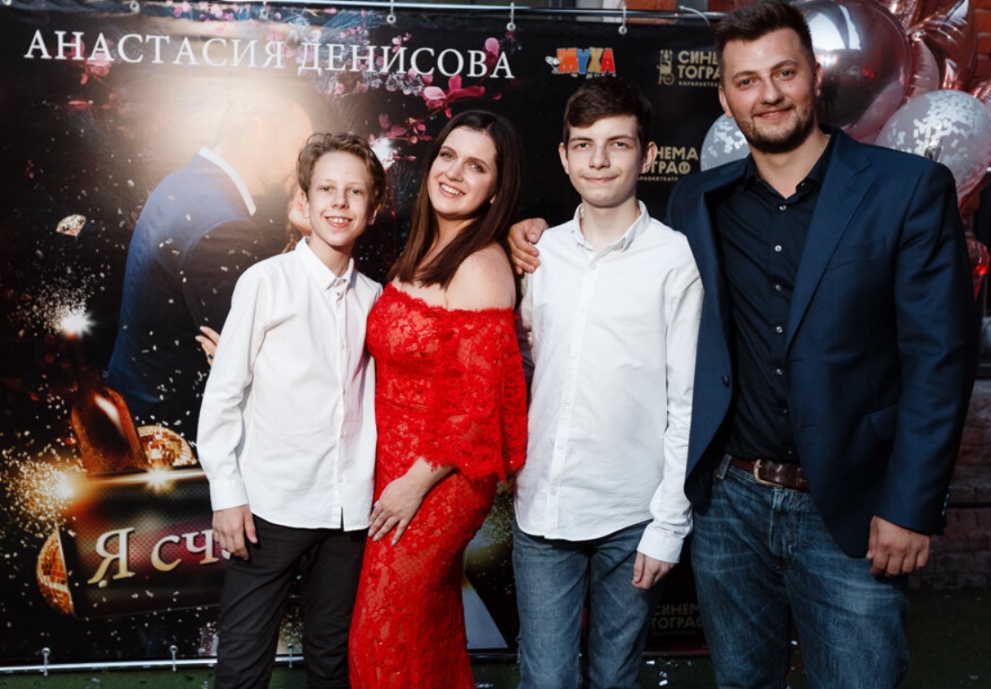 Усыновившая брата звезда "Деффчонки" Анастасия Денисова разводится с мужем