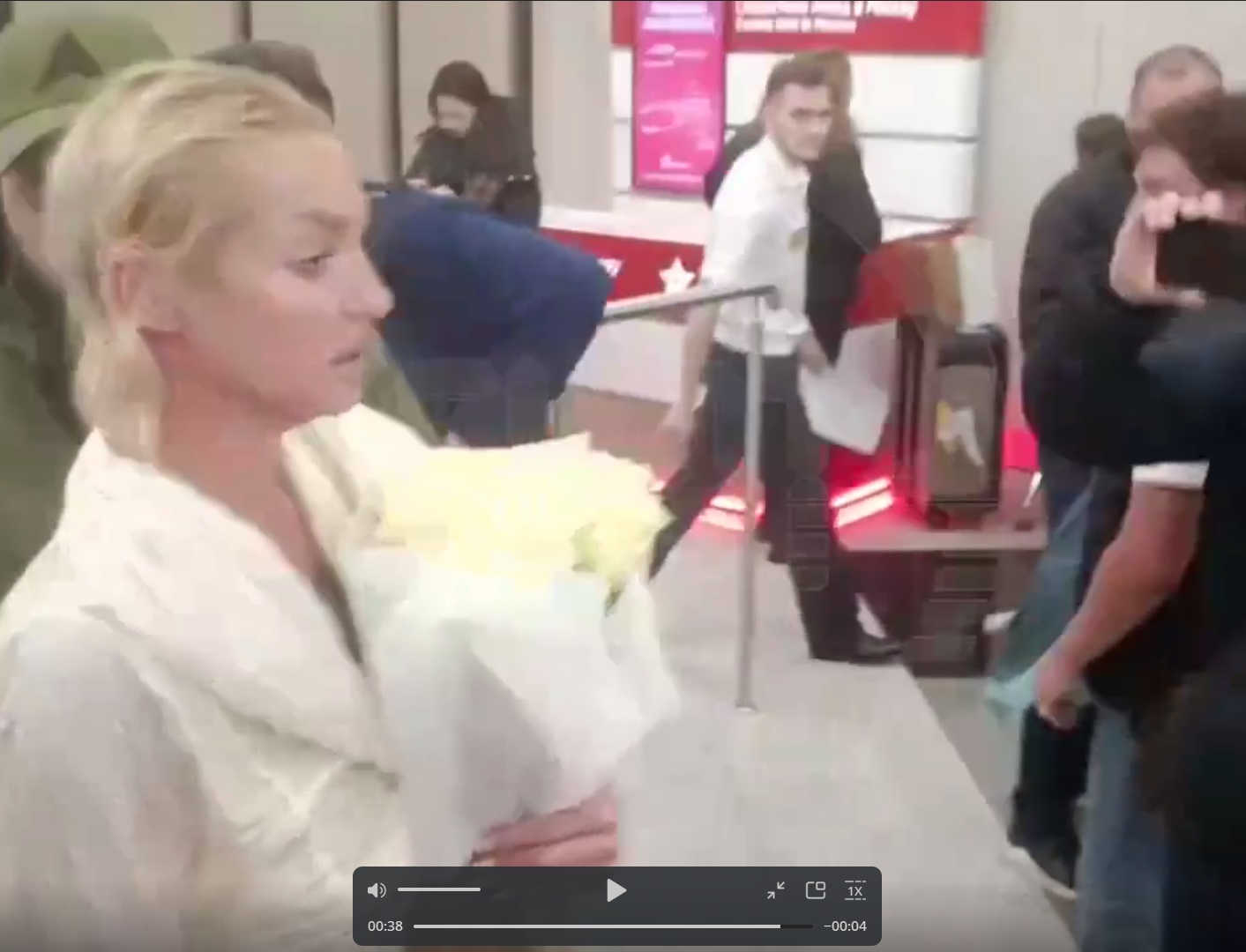 Вы, не думали бросить пить? Журналисты атаковали подвыпившую Анастасия Волочкову в аэропорту