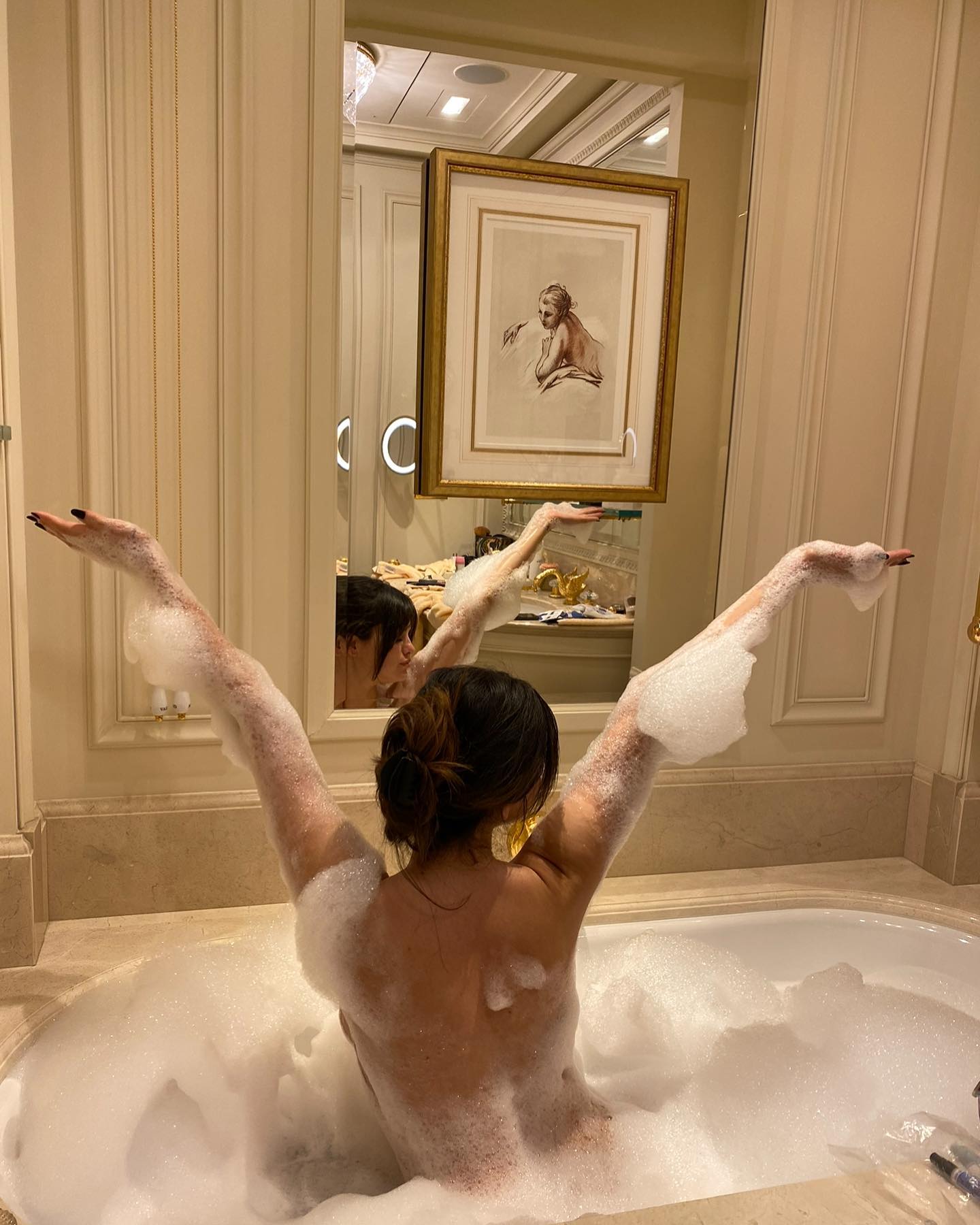 Селена Гомес отлично развлеклась в Париже. Топ фото честных селфи Селены Гомес с круассаном в кафе, чипсами в постели и с пеной в ванной