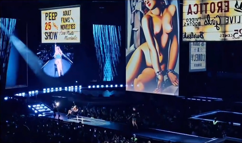 Мадонну уронили со стула на концерте в Сиэтле. Видео происшествия прилагается