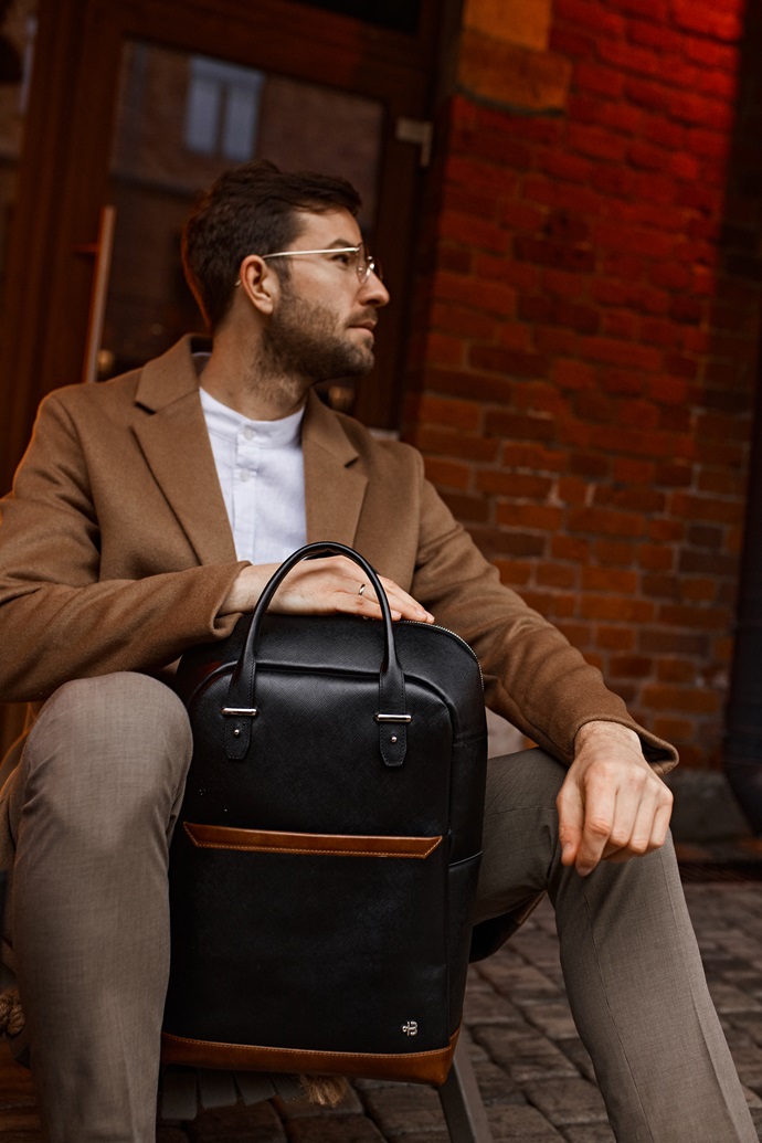 «Утес» и «галька»: как из кожаной папки для моряков может получиться деловая сумка и стильный рюкзак