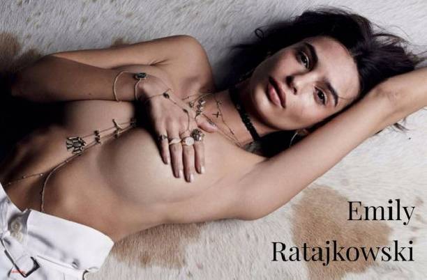 Эмили Ратаковски показала роскошную грудь четвертого размера «без купюр»