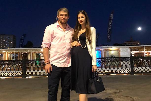 Беременная Анастасия Шубская отметила годовщину свадьбы с мужем